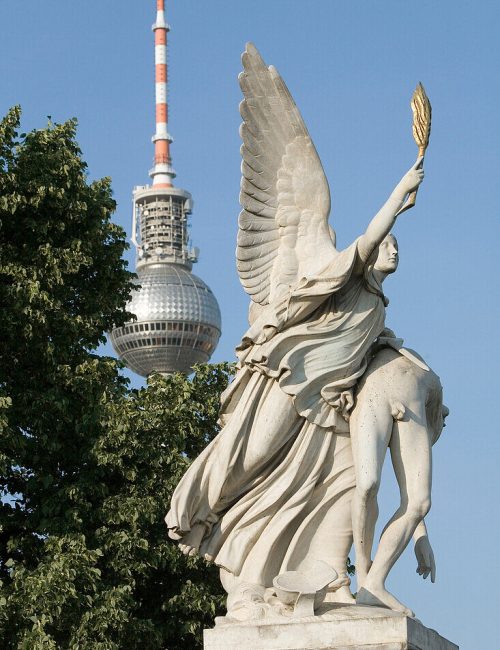 Skulpturen auf der Schlossbrücke, Fernsehturm im Hintergrund, Unter den Linden, Berlin, Deutschland, Europa